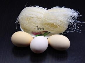 准备食材：土鸡蛋、粉丝、香葱等；