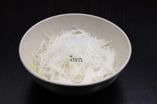 粉丝冷水泡软，太长的可以用厨房剪刀剪段；