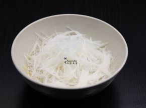 粉丝冷水泡软，太长的可以用厨房剪刀剪段；