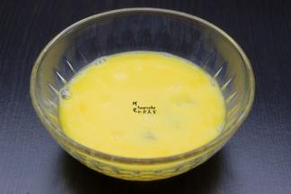 把鸡蛋打散，调均；