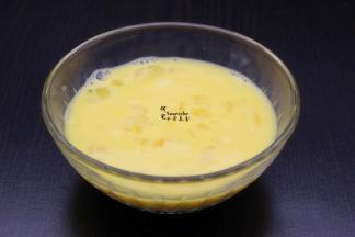 打散的蛋液、加入适量的清水、盐、油拌均