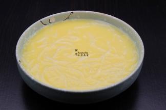 盘子内壁抹上一层油，倒入调均好的鸡蛋、加入粉丝；