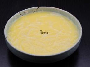 盘子内壁抹上一层油，倒入调均好的鸡蛋、加入粉丝；