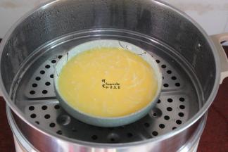 清水煮沸，放入蒸锅，隔水蒸8分钟；PS：火的大小和锅的不同，蒸煮时间不同；