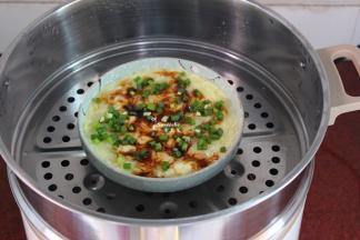 蒸好的皮虾皮粉丝蛋，上面撒上香葱，淋上生抽、即可。