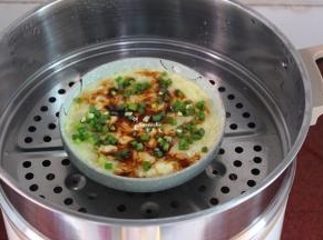 蒸好的皮虾皮粉丝蛋，上面撒上香葱，淋上生抽、即可。