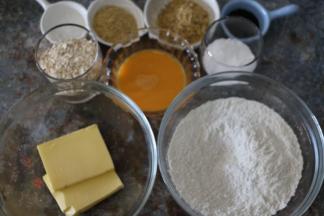 提前称好所有材料
黄油室温软化好
核桃仁切碎