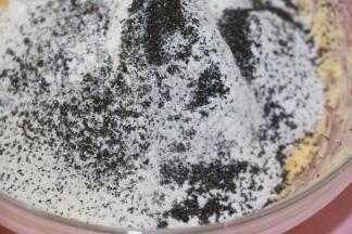 筛入混合好的低筋粉和红茶