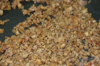 快速炒散，炒至9成熟捞起备用