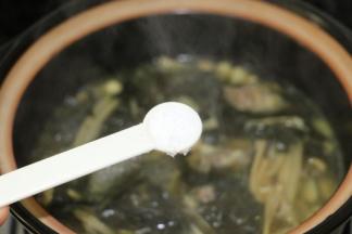 加入盐转中火烧5分钟即可。
汤清味浓，化痰止咳，非常营养健康的一道汤水！
