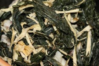 放入已泡好的菜干