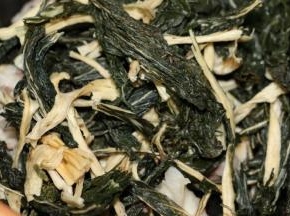 放入已泡好的菜干