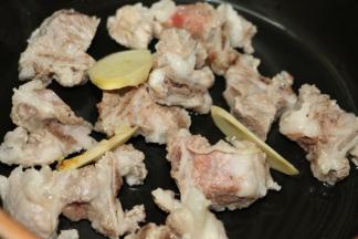 汤锅里放入龙骨和姜片