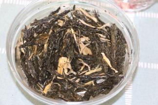 把白菜干折断，泡水