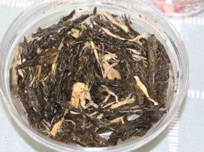 把白菜干折断，泡水