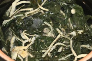 倒入适量的水，我煲的是三人量，水没过材料1倍的量