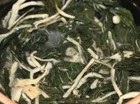 倒入适量的水，我煲的是三人量，水没过材料1倍的量