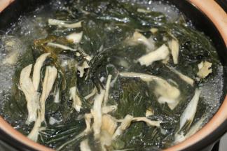 盖上锅盖开大火，汤烧开后转小火继续熬40分钟