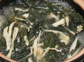 盖上锅盖开大火，汤烧开后转小火继续熬40分钟