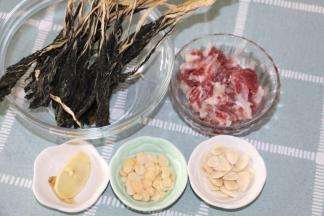 提前准备好材料
南北杏洗一下
龙骨切小块