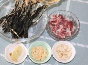 提前准备好材料
南北杏洗一下
龙骨切小块