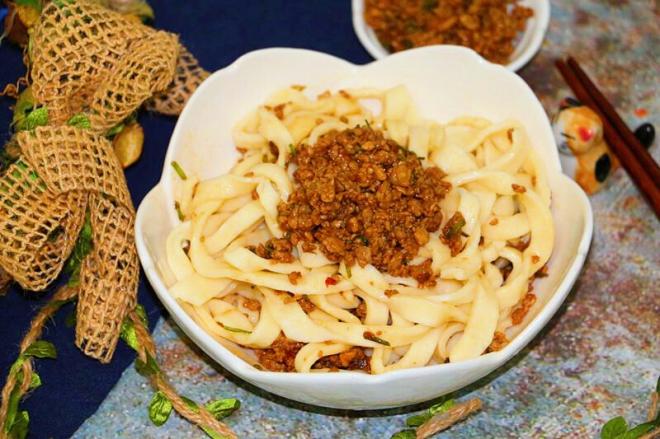 自制肉酱手擀面