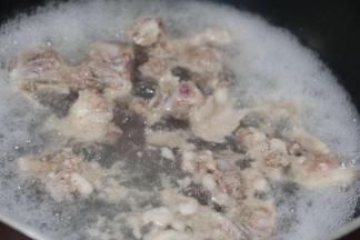 龙骨和冷水一起下锅，开大火，水烧开了即可捞起沥干水