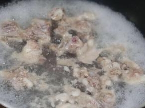 龙骨和冷水一起下锅，开大火，水烧开了即可捞起沥干水