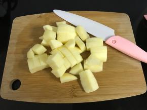 苹果洗净后去皮。切成小块。