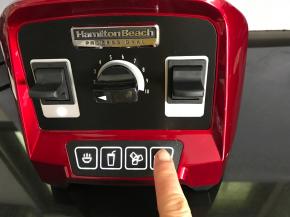 接通电源后开启开关。按控制面板上纯果汁的程序按钮。