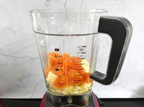 放入切成小块的苹果和血橙。