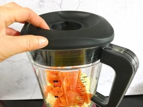 盖上盖子和加料口盖。