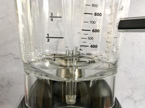 破壁机搅拌杯中中先加入100毫升的纯净水。