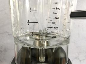 破壁机搅拌杯中中先加入100毫升的纯净水。