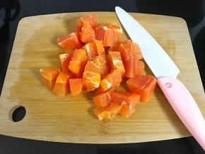 血橙也洗净去皮。切成小块。