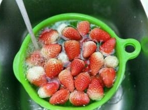 冷水冲洗，加入盐，之后再加入清水泡15分钟。