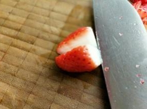 泡好的草莓捞出淋干水份，切小块，一个草莓切4块。