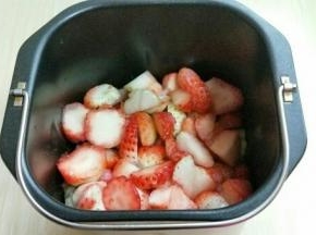 放入面包桶，加入冰糖。