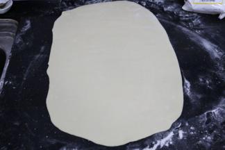 擀成大大的长方形，这个很累的…加油～
然后两面都抹一层面粉