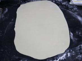 擀成大大的长方形，这个很累的…加油～
然后两面都抹一层面粉