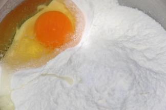 厨师节和面盆里放入面粉、盐，打入鸡蛋
