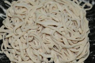 撒些面粉，抖散