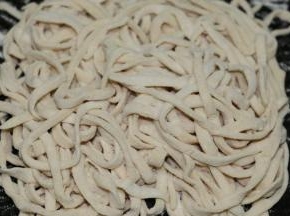 撒些面粉，抖散