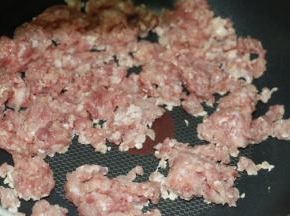 中火，下肉末