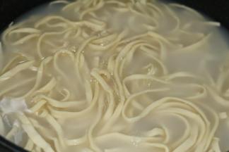 放一大锅冷水，大火烧开后放入面条