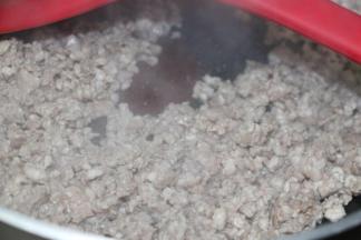 快速炒散，炒至7成熟捞起备用