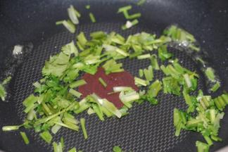 中火，热锅冷油，下香菜梗，爆香