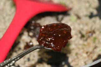 下拌面酱，快速翻炒均匀