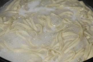 大火煮至面条飘上来，大概5分钟