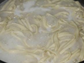 大火煮至面条飘上来，大概5分钟